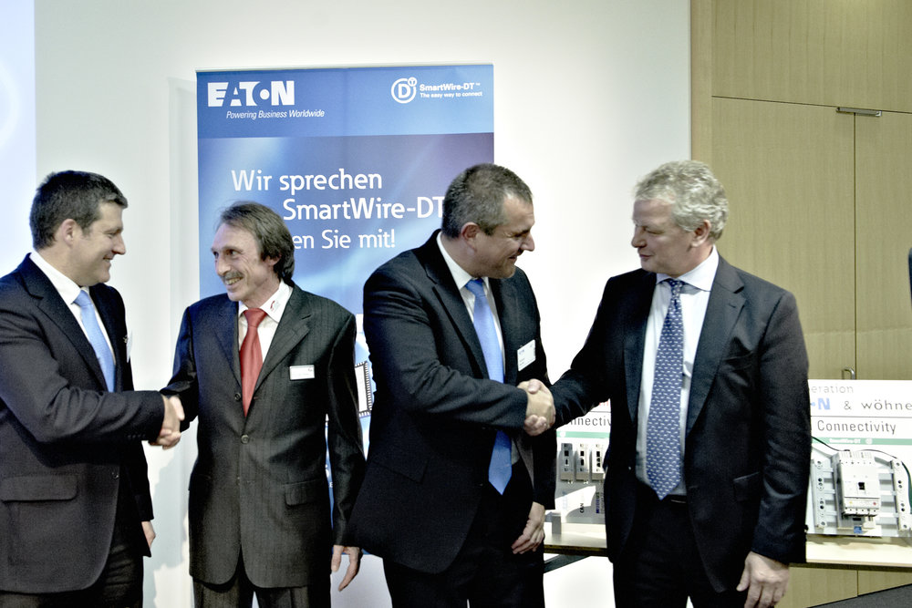 Nuovi partner commerciali per lo SmartWire-DT di Eaton: Hilscher e Wöhner firmano un accordo di collaborazione a SPS/IPC/DRIVES 2011.